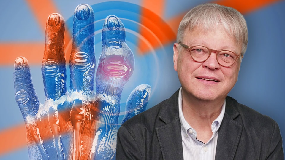 Mann mit Brille und grauem Haar vor digitalem Hintergrund.